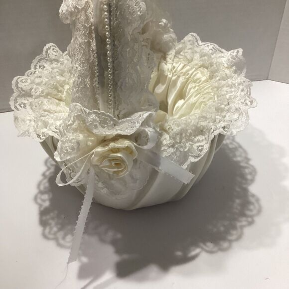 Vintage 1980's Flower Girl Basket,Handmade, Reused in 2020,2024 Pearls, Padded - Picture 3 of 6